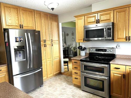 574 Crescent West, Forestburg, AB - Indoor Photo Showing Kitchen