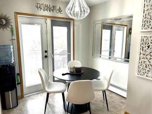 574 Crescent West, Forestburg, AB - Indoor Photo Showing Dining Room