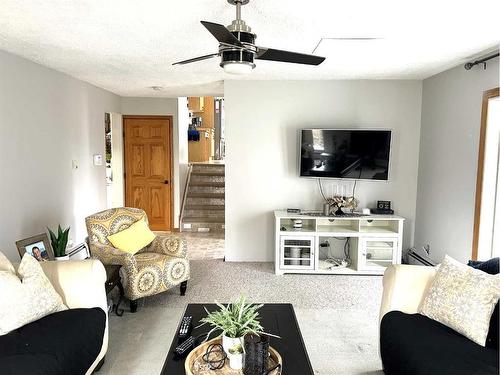 574 Crescent West, Forestburg, AB - Indoor Photo Showing Living Room