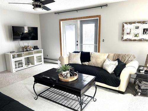 574 Crescent West, Forestburg, AB - Indoor Photo Showing Living Room