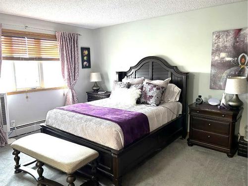 574 Crescent West, Forestburg, AB - Indoor Photo Showing Bedroom