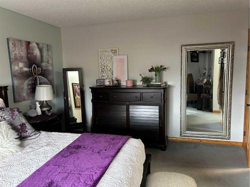 574 Crescent West, Forestburg, AB - Indoor Photo Showing Bedroom