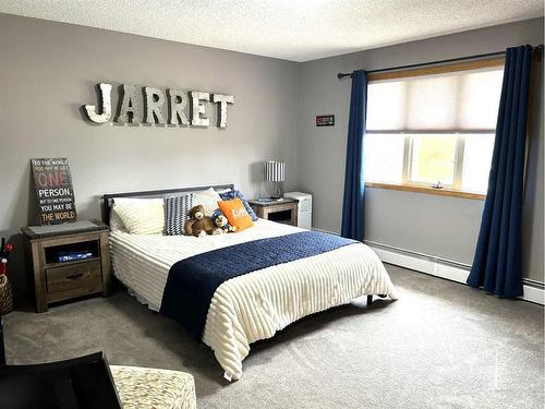 574 Crescent West, Forestburg, AB - Indoor Photo Showing Bedroom