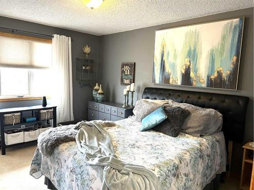 574 Crescent West, Forestburg, AB - Indoor Photo Showing Bedroom