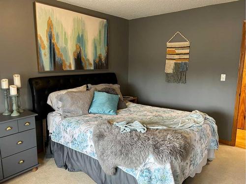 574 Crescent West, Forestburg, AB - Indoor Photo Showing Bedroom