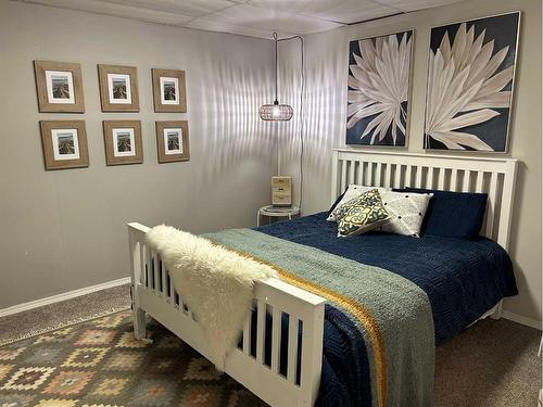 574 Crescent West, Forestburg, AB - Indoor Photo Showing Bedroom