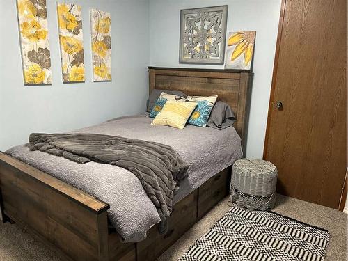 574 Crescent West, Forestburg, AB - Indoor Photo Showing Bedroom