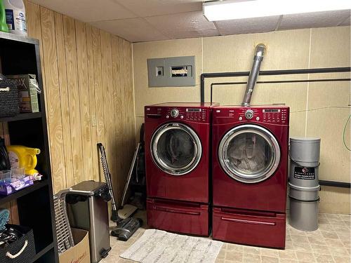 574 Crescent West, Forestburg, AB - Indoor Photo Showing Laundry Room