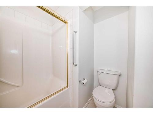 4823 45 Avenue, Innisfail, AB - Indoor Photo Showing Bathroom