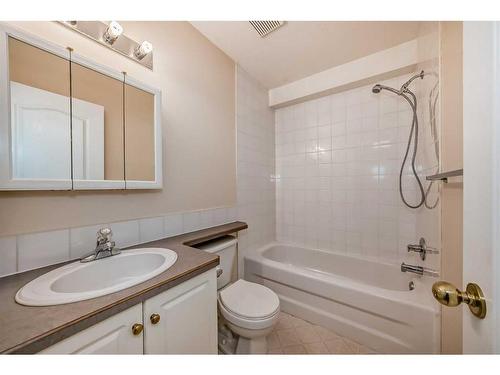 4823 45 Avenue, Innisfail, AB - Indoor Photo Showing Bathroom