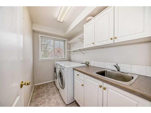 4823 45 Avenue, Innisfail, AB - Indoor Photo Showing Laundry Room
