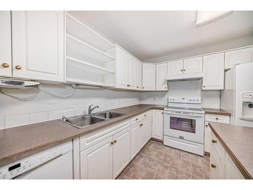4823 45 Avenue, Innisfail, AB - Indoor Photo Showing Kitchen With Double Sink