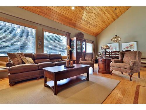 5215 67 Street, Ponoka, AB - Indoor Photo Showing Living Room