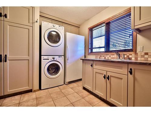 5215 67 Street, Ponoka, AB - Indoor Photo Showing Laundry Room