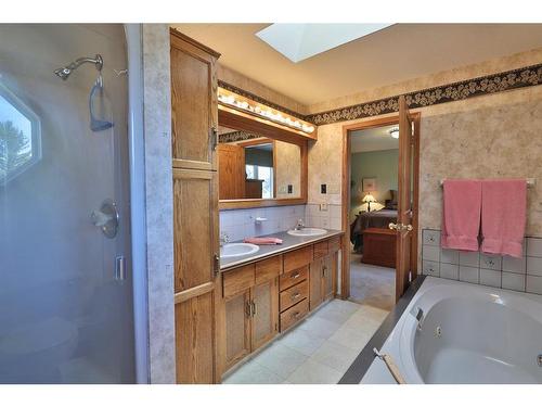 5215 67 Street, Ponoka, AB - Indoor Photo Showing Bathroom