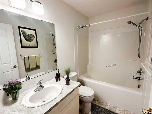 9-5034 53 Street, Lacombe, AB - Indoor Photo Showing Bathroom