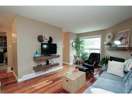 79-31 Alford Avenue, Red Deer, AB - Indoor Photo Showing Living Room