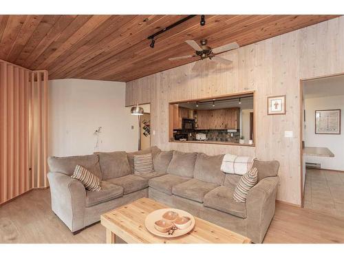 35 Lakeview Drive, Rural Ponoka County, AB - Indoor Photo Showing Living Room