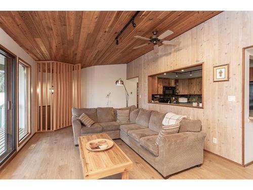 35 Lakeview Drive, Rural Ponoka County, AB - Indoor Photo Showing Living Room