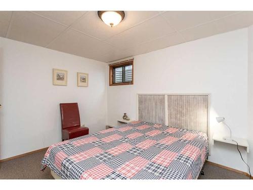 35 Lakeview Drive, Rural Ponoka County, AB - Indoor Photo Showing Bedroom