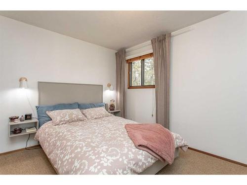 35 Lakeview Drive, Rural Ponoka County, AB - Indoor Photo Showing Bedroom