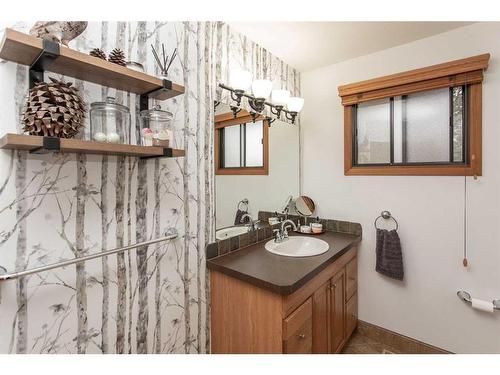 35 Lakeview Drive, Rural Ponoka County, AB - Indoor Photo Showing Bathroom