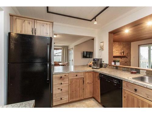 35 Lakeview Drive, Rural Ponoka County, AB - Indoor Photo Showing Kitchen