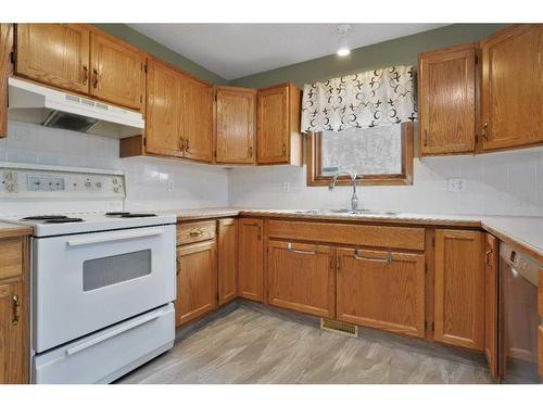 4 Willow Springs Crescent, Sylvan Lake, AB - Indoor Photo Showing Kitchen