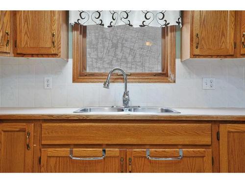 4 Willow Springs Crescent, Sylvan Lake, AB - Indoor Photo Showing Kitchen With Double Sink