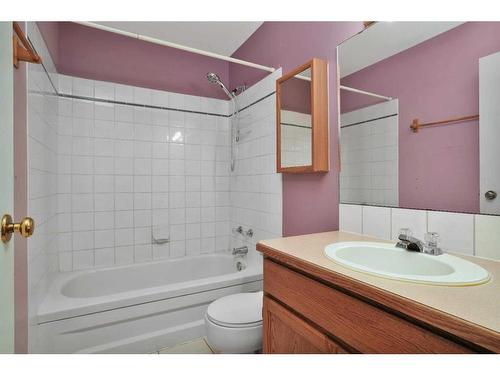 4 Willow Springs Crescent, Sylvan Lake, AB - Indoor Photo Showing Bathroom