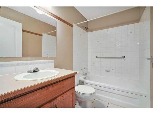 4 Willow Springs Crescent, Sylvan Lake, AB - Indoor Photo Showing Bathroom