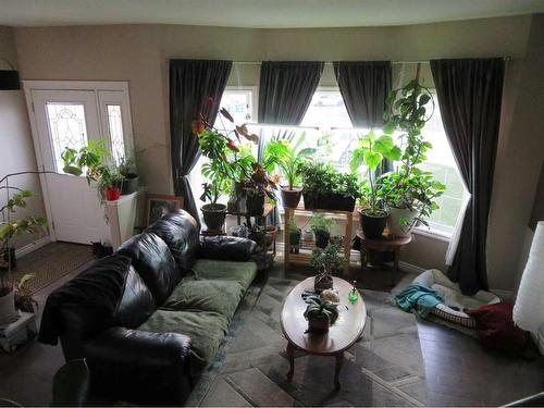 7501 115 Street, Grande Prairie, AB - Indoor Photo Showing Living Room