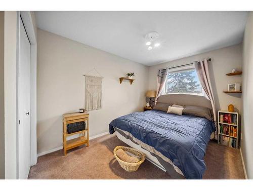43 Bruns Crescent, Lacombe, AB - Indoor Photo Showing Bedroom