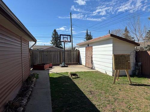 6115 51 Avenue, Stettler, AB - Outdoor With Exterior