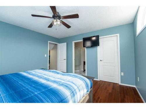 40 Willow Springs Crescent, Sylvan Lake, AB - Indoor Photo Showing Bedroom