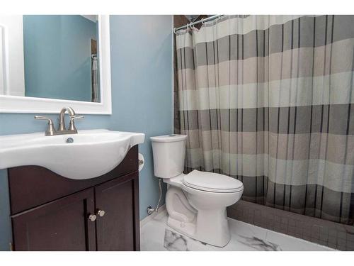 40 Willow Springs Crescent, Sylvan Lake, AB - Indoor Photo Showing Bathroom