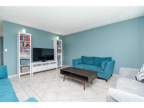 40 Willow Springs Crescent, Sylvan Lake, AB - Indoor Photo Showing Living Room