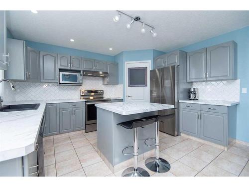 40 Willow Springs Crescent, Sylvan Lake, AB - Indoor Photo Showing Kitchen With Upgraded Kitchen