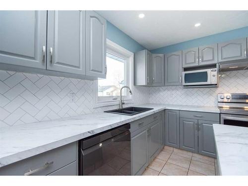 40 Willow Springs Crescent, Sylvan Lake, AB - Indoor Photo Showing Kitchen With Double Sink With Upgraded Kitchen