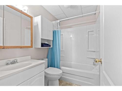 4501 46A Street Crescent, Innisfail, AB - Indoor Photo Showing Bathroom
