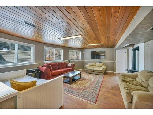 27 Parkland Crescent, Parkland Beach, AB - Indoor Photo Showing Living Room