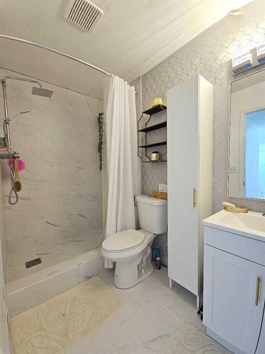 17 Westwood Court, Sylvan Lake, AB - Indoor Photo Showing Bathroom