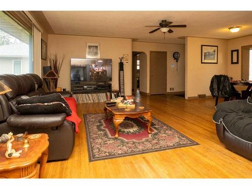 4626 37 Street, Red Deer, AB - Indoor Photo Showing Living Room