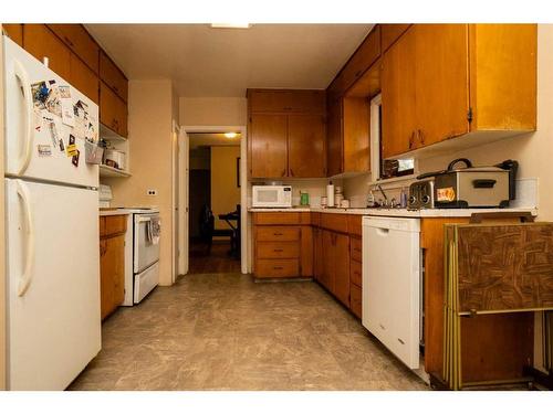 4626 37 Street, Red Deer, AB - Indoor Photo Showing Kitchen