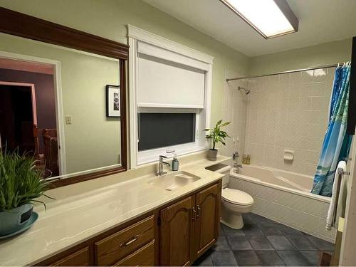 252 7 Street West, Cardston, AB - Indoor Photo Showing Bathroom