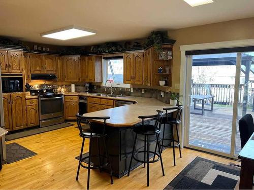 252 7 Street West, Cardston, AB - Indoor Photo Showing Kitchen With Double Sink