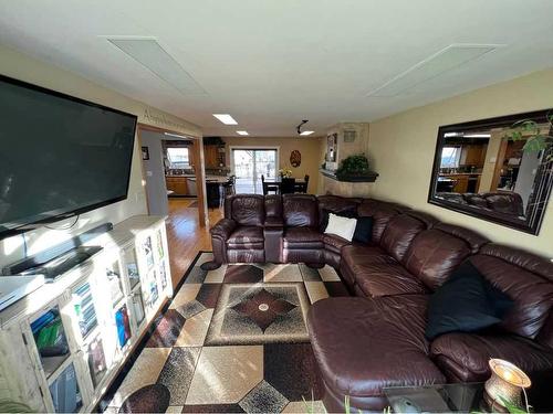 252 7 Street West, Cardston, AB - Indoor Photo Showing Living Room