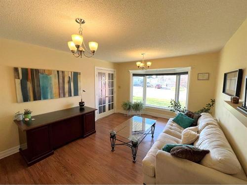 252 7 Street West, Cardston, AB - Indoor Photo Showing Living Room