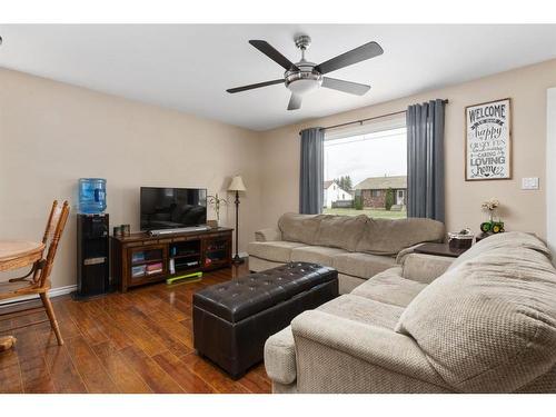 5114 51 Street, Daysland, AB - Indoor Photo Showing Living Room