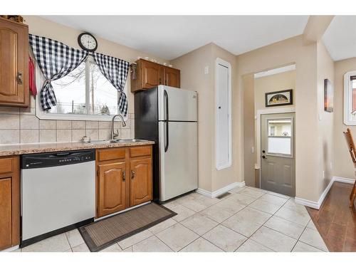 5114 51 Street, Daysland, AB - Indoor Photo Showing Kitchen With Double Sink